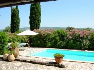 (Vakantie) woning: Prachtig familiehuis in de Provence voor 8 personen met eigen zwembad en grote tuin te huur in Var (Frankrijk).