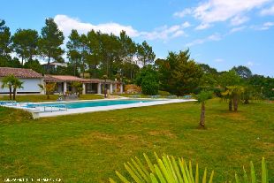 (Vakantie) woning: Luxe en comfort voor 4 personen. Semi professionele keuken. Heastens bedden. Overdekt terras 75m2. Zoutwaterzwembad. Www.vakantiehuislorgues.nl te huur in Var (Frankrijk).