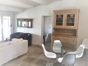 woonkamer met eetgedeelte en televisiehoek