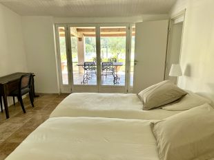Slaapkamer 2 met direct toegang tot terras