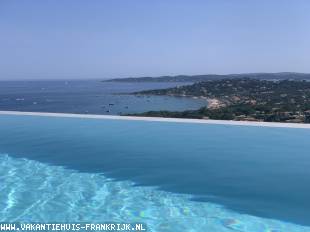 Vakantiehuis bij de golf: LUXE ***** VILLA MET VERWARMD OVERFLOW ZWEMBAD IN STE MAXIME, PANORAMISCH ZEEZICHT OP DE BAAI VAN ST TROPEZ,SLAAPKAMERS MET BADKAMER/TOILET/AIRCO