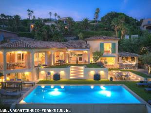 LUXE ***** VILLA MET VERWARMD OVERFLOW ZWEMBAD IN STE MAXIME, PANORAMISCH ZEEZICHT OP DE BAAI VAN ST TROPEZ,SLAAPKAMERS MET BADKAMER/TOILET/AIRCO