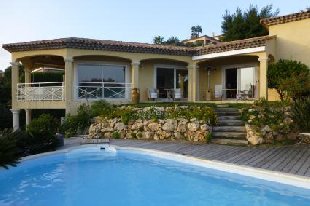 (Vakantie) woning: Zeer luxe villa met prive zwembad,met panoramisch zeezicht op de baai van St Tropez,in Ste Maxime/Les Issambres.Slaapkamers met badkamer/toilet/airco te huur in Var (Frankrijk).