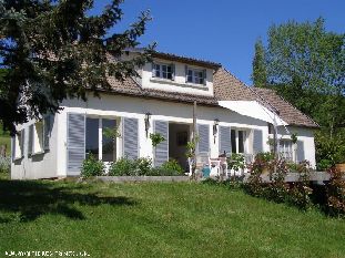 Vakantiehuis: Vrijstaand vakantiehuis,zuid-terras met prachtig uitzicht. Lekker ontspannen in natuurpark de Morvan, dichtbij groot zwemmeer.Voor 2 tot 7 personen,