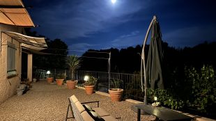 Loungehoek bij avondlicht 