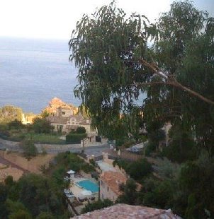 (Vakantie) woning: vakantievilla,cote d azur,azurenkust,Le Trayas,cannes,klein zeezicht,10prs,prive verwarmd zwemk,sauna,spa,luxe,4slpk,3 badk,airco,rustig,1km v.strand te huur in Alpes Maritimes (Frankrijk).