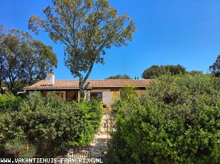 Vakantiehuis: Zon, groen en rust in heerlijk zomerse vakantiebungalow in Zuid Frankrijk (met zwembad en tennisbanen) te huur in Gard (Frankrijk)