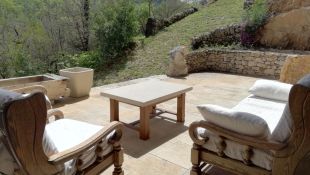 terras met heerlijke zit onder de rotsen