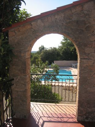 Zwembad vanaf terras woonkamer