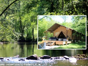 Huis voor grote groepen in Auvergne Frankrijk te huur: 4 luxe safaritenten met sanitair, 2 vakantiehuizen, B&B, zwembad, gezellig terras en brasserie 
