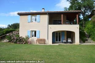 Vakantiehuis: Luxe en royale 6- pers.Villa met (park)zwembad, airco en tennisbanen op Villapark direct aan de rivier de Ardèche gelegen