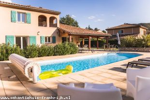 Vakantiehuis: Luxe 2-8 pers. Villa met zonverwarmd privé zwembad van 11x4 m., Airco op 3 slaapk., WIFI, op Villapark Les Rives de l'Ardèche-Vallon Pont d'Arc te huur in Ardeche (Frankrijk)