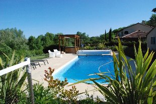 (Vakantie) woning: Luxe 2-8 pers. Villa met prive zwembad, Airco op 3 slaapk., WIFI, Villapark Les Rives de l'Ardèche-Vallon Pont d'Arc te huur in Ardeche (Frankrijk).