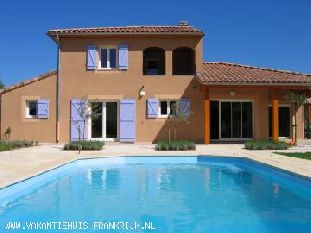 Vakantiehuis: Direct a.d. oever rivier Ardèche gelegen: vrijst.8 pers. villa met verwarmd privé zwembad+grote tuin; 4 sl.k.met airco, 2 badk., wifi+Ned. tv zenders