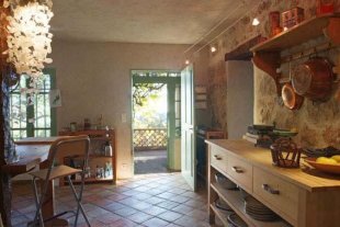 Grote keuken met eethoek