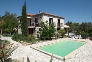 Vakantiehuis: Ruime vakantievilla met heerlijk privé zwembad aan de voet van de Pyreneeën, dichtbij de Middellandse Zee
