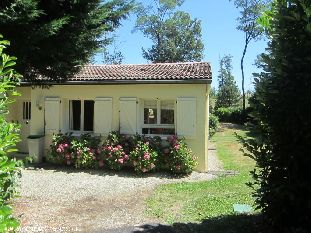 Vakantiehuis: Gezellig en kindvriendelijk vakantiehuis met volop privacy en een zeer ruime zonnige tuin op vakantiepark 'Village Le Chat'. te huur in Charente (Frankrijk)