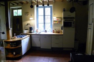 De keuken met uitzicht op terras en tuin.