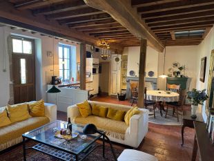 woonkamer met eethoek en open keuken