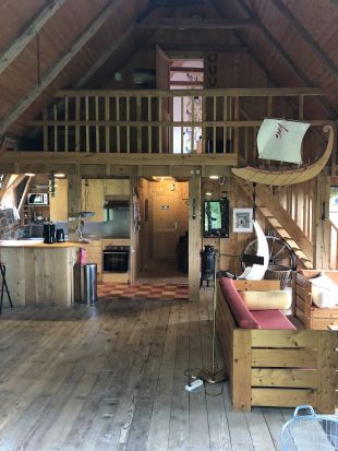 Woonkamer met hoge vide en open keuken