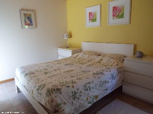 Fleurige slaapkamer. <br>Licht, ruimte en comfort in deze mooie slaapkamer.