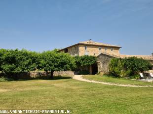 vakantiehuis in Frankrijk te huur: Drie ruime vakantiewoningen met groot verwarmd zwembad en prachtig uitzicht op de Mont Ventoux op 17e eeuws wijndomein in de Provence 