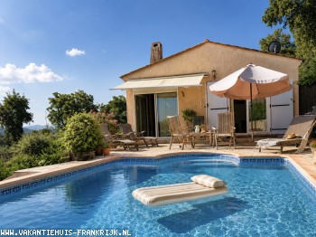 Côte d'Azur le muy sainte maxime: Vrijstaande l woning van alle gemakken voorzien op een afgesloten domaine met prive zwembad en een prachtig uitzicht
