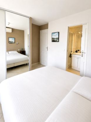 slaapkamer 1 met eigen badkamer