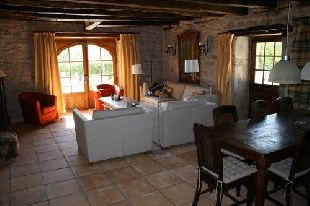 (Vakantie) woning: Bijzonder mooie gerestaureerde 'Mas' met prachtig groot en verwarmd zwembad. Een heerlijk comfortabel vakantiehuis voor 8 tot 9 personen (2 gezinnen) te huur in Dordogne (Frankrijk).
