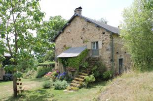 Vakantiehuis: Sfeervolle boerenhoeve verbouwd tot driesterren vakantiehuis met heerlijke grote tuin en mooi uitzicht in de Morvan