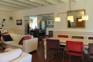 Doorkijkje woonkamer naar keuken