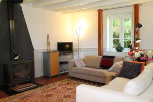 Gezellige zithoek met houtkachel