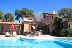 Vakantiehuis: Vrij gelegen villa, 8/10 personen, op 5 hectare terrein, unieke eigen wereld, privé zwembad, 15 min. van de badplaats Ste. Maxime.