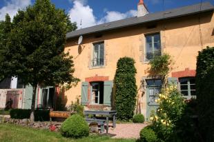 Vakantiehuis Bourgogne: La Bastide Blanc: Een heerlijk 6-persoons vakantiehuis in het Zuiden van de Morvan, genieten van rust, ruimte en natuur in een prachtige ambiance.