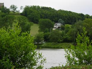 vakantiehuis in Frankrijk te huur: Het volledig uitgeruste appartement met parkachtige tuin en zwembad is gelegen in de heuvels van de Bourgogne en biedt maximale privacy 