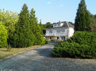 (Vakantie) woning: Het volledig uitgeruste appartement met parkachtige tuin en zwembad is gelegen in de heuvels van de Bourgogne en biedt maximale privacy te huur in Saone et Loire (Frankrijk)