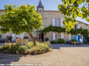 Huis voor grote groepen in Aquitaine Frankrijk te huur: Chateau Mondou in de Lot voor een groep tot 20 personen 