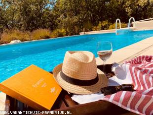 Sfeervolle provencaalse vakantiewoning met zwembad, grote tuin en schitterend uitzicht op de Mont Ventoux.