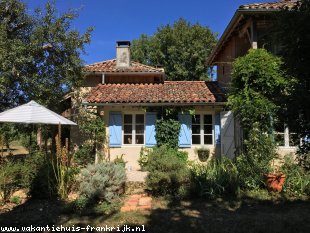 Vakantiehuis Pyreneeën: RUIME MOOIE VRIJGELEGEN VAKANTIEWONING IN RUSTIGE HEUVELACHTIGE OMGEVING MET UITZICHT OP DE PYRENEEN MET 2 GROTE MEREN OP 5 KM AFSTAND EN SCHONE LUCHT