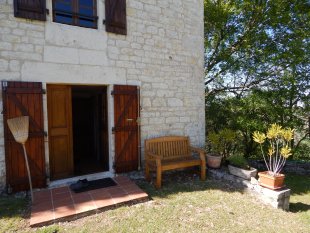 Bank naast de voordeur