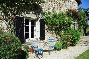 (Vakantie) woning: Prachtige en-pierre vrijstaande woning 2-5 pers., met grote tuin met veranda, diverse zitjes, rustig gelegen, veel privacy. te huur in Charente (Frankrijk).