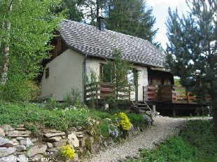 (Vakantie) woning: Genieten van rust en natuur in Vakantiewoning Auvergne op 400m afstand van recreatiemeer te huur in Cantal (Frankrijk).