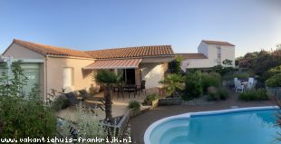 Genieten van luxe villa met verwarmd zwembad in mooie tuin, weinig tot geen inkijk, veel privacy, vlakbij strand en zee in de Vendee Genieten van luxe villa met verwarmd zwembad in mooie tuin, weinig tot geen inkijk, veel privacy, vlakbij strand en zee in de Vendee