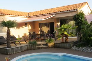 Genieten van de avondzon op het terras. <br>Vanaf ons heerlijke terras stap je zo het zwembad in!