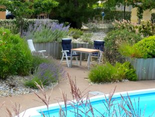 Romantisch ontbijtterras in de zon <br>Als het niet te warm is, kan je hier heerlijk genieten van tuin en zwembad.