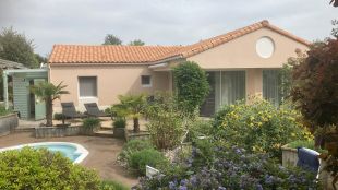 Zwembad ligt in mooie tuin.