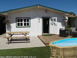 Vakantiehuis bij de golf: Hartelijk Welkom.Een leuk chalet met prive zwembad op een door bomen omringd terrein. Charmant,  voor 4 personen, 100% privacy geschikt voor naturisme