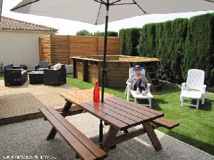(Vakantie) woning: Hartelijk Welkom.Een leuk chalet met prive zwembad op een door bomen omringd terrein. Charmant, voor 4 personen, 100% privacy geschikt voor naturisme te huur in Herault (Frankrijk)