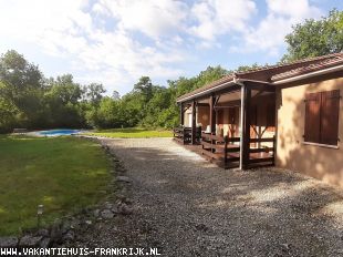 Vakantiehuis: Een ruime 6 persoonsbungalow met zwembad in de Dordogne. Het huis heeft een overdekt terras van 2,5 x8 meter met uitzicht op het zwembad.