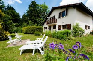 Vakantiehuis: Ruim vrijstaand vakantiehuis met open haard in rustige groene heuvelachtige omgeving voorzien van alle gemakken en een grote tuin met veel privacy te huur in Vosges (Vogezen) (Frankrijk)